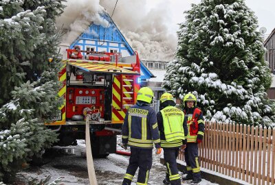 Update zum dramatischen Brand in Sachsen: Bewohner kommt ums Leben - Die Feuerwehr bekämpft derzeit einen Großbrand in Großschönau. Foto: xcitepress