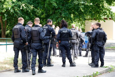 Update zum Fall der ermordeten Frau in Chemnitz: Mutmaßlicher Täter verhaftet - In Chemnitz wurde eine junge Frau am 16. Juli tot in ihrer Wohnung aufgefunden. Die Polizei während der Ermittlungen am Folgetag. 