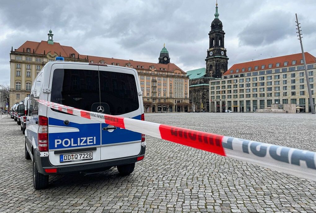 Update zum Geschehen in Dresden: Polizei greift massiv durch! - Wie schon in der Vorwochen wurden Versammlungen und Demonstrationen von den Gerichten jedoch erneut untersagt. Die Polizei ist daher im Großeinsatz. Foto: Blaulicht&Stormchasing