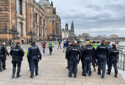 Update zum Geschehen in Dresden: Polizei greift massiv durch! - Wie schon in der Vorwochen wurden Versammlungen und Demonstrationen von den Gerichten jedoch erneut untersagt. Die Polizei ist daher im Großeinsatz. Foto: Blaulicht&Stormchasing