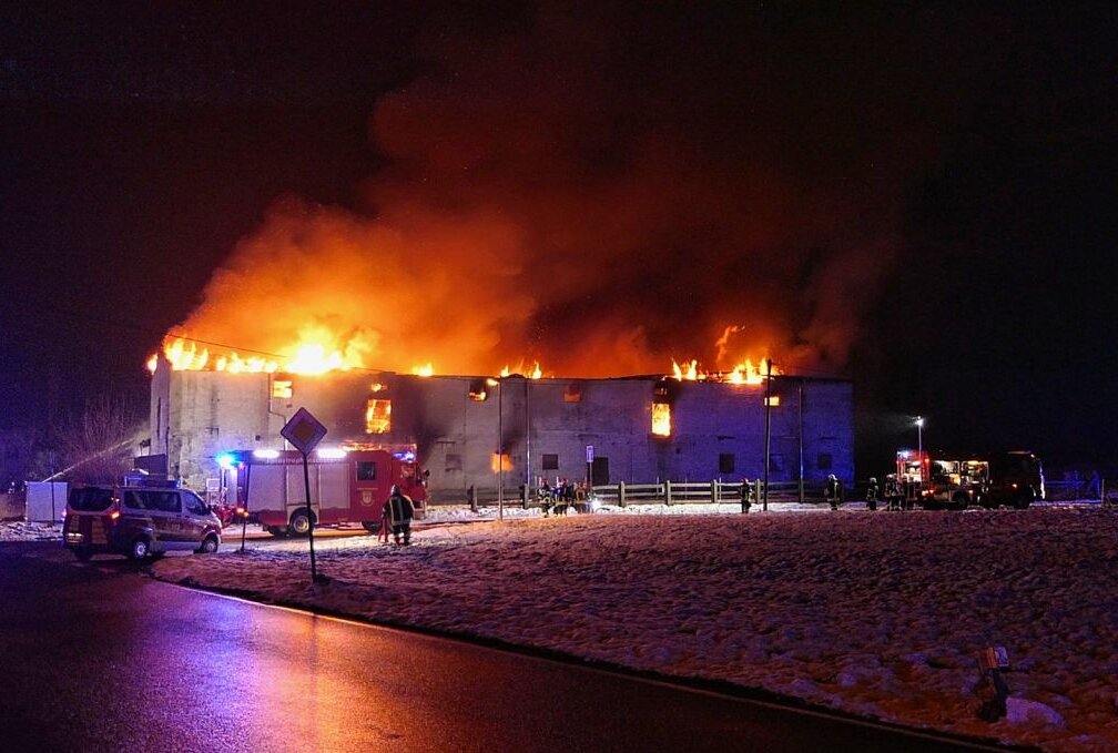 Update zum Großbrand bei Colditz: Flammen unter Kontrolle - Scheunenkomplex in Sermuth brennt. Foto: Sören Müller