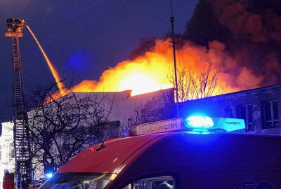 Update zum Großbrand in Naunhof: Brandstiftung gilt als wahrscheinlichste Ursache - Am Sonntagmorgen ist ein Brand in einer ehemaligen Sachsenpelz-Gebäude ausgebrochen. Foto: Sören Müller