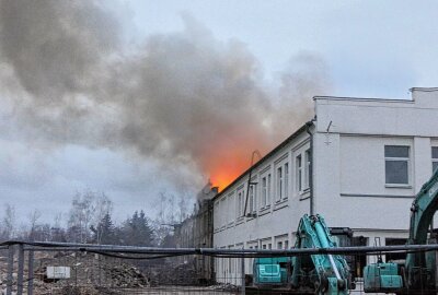 Update zum Großbrand in Naunhof: Brandstiftung gilt als wahrscheinlichste Ursache - Die Löscharbeiten dauern derzeit noch an. . Foto: Sören Müller