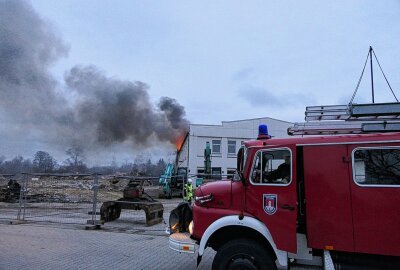 Update zum Großbrand in Naunhof: Brandstiftung gilt als wahrscheinlichste Ursache - Die Löscharbeiten dauern derzeit noch an. . Foto: Sören Müller
