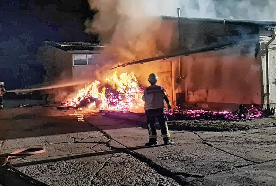 Update zum Großbrand in Reitanlage: Stalldach in Flammen - Großbrand in Reitsportanlage. Foto: Harry Härtel