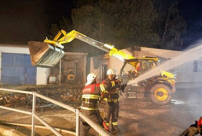 Update zum Großbrand in Reitanlage: Stalldach in Flammen - Großbrand in Reitsportanlage. Foto: Harry Härtel