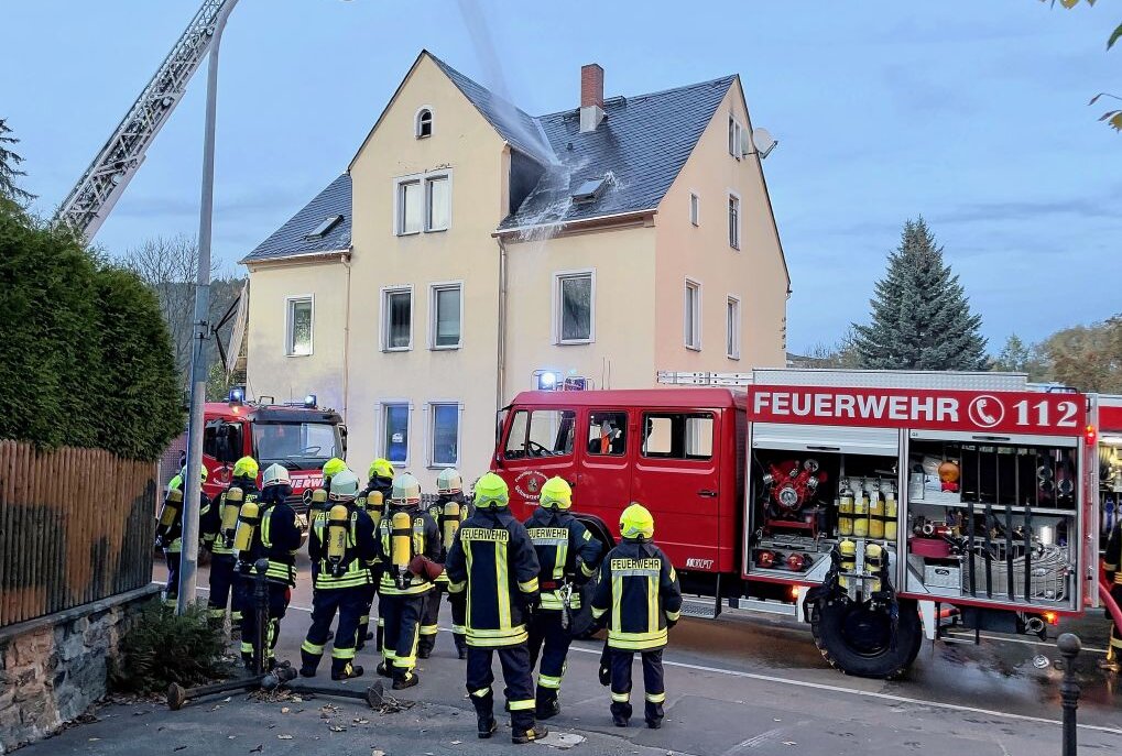 Update zum Großeinsatz der Feuerwehr: Dachstuhlbrand in Schwarzenberg - Dachstuhlbrand in Schwarzenberg.