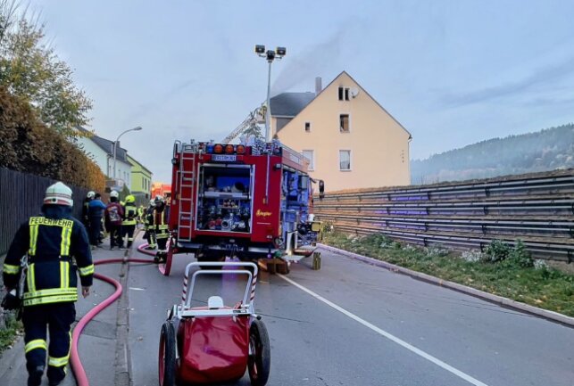 Update zum Großeinsatz der Feuerwehr: Dachstuhlbrand in Schwarzenberg - Dachstuhlbrand in Schwarzenberg. 