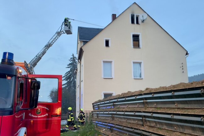 Update zum Großeinsatz der Feuerwehr: Dachstuhlbrand in Schwarzenberg - Dachstuhlbrand in Schwarzenberg.