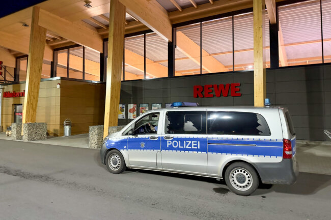 Update zum Ladendiebstahl: Mitarbeiter und Passanten verhindern Flucht mit PKW - Fahrerin in Haft - Am Donnerstagabend gab es einen Ladendiebstahl in Lauter-Bernsbach. 
