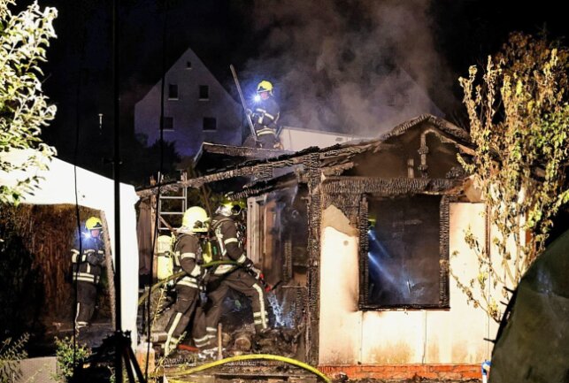 Update zum Laubenbrand in Gartenanlage: Besitzer schwer verletzt - Brand in Gartenanlage KGV Blankenburg e.V.. Foto: Harry Härtel