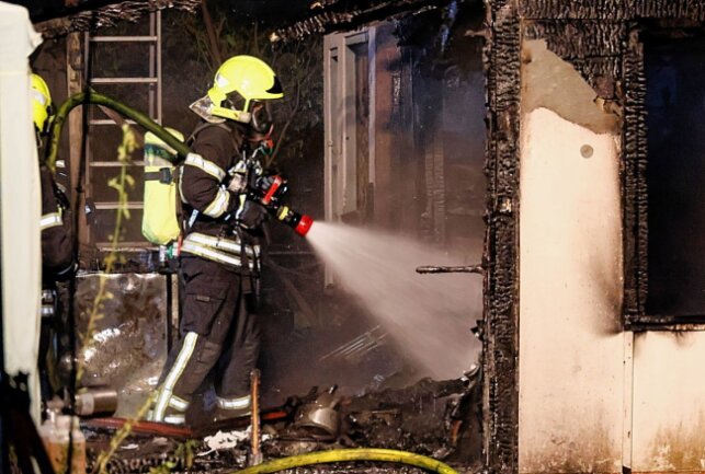 Update zum Laubenbrand in Gartenanlage: Besitzer schwer verletzt - Brand in Gartenanlage KGV Blankenburg e.V.. Foto: Harry Härtel