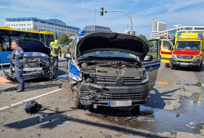 Update zum schwerer Unfall in Chemnitzer City: Polizisten schwer verletzt - Heute Mittag kollidierte ein PKW mit einem Streifenwagen. Foto: Harry Härtel