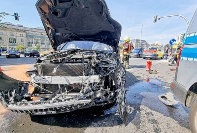 Update zum schwerer Unfall in Chemnitzer City: Polizisten schwer verletzt - Heute Mittag kollidierte ein PKW mit einem Streifenwagen. Foto: Harry Härtel