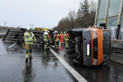 Update zum Unfall auf A17: Autotransporter verunglückt - Auf der A17 kam es zu einem Unfall. Foto: Roland Halkasch