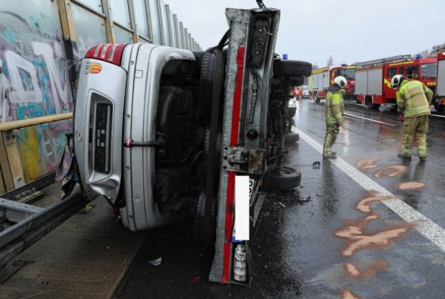 Update zum Unfall auf A17: Autotransporter verunglückt - Auf der A17 kam es zu einem Unfall. Foto: Roland Halkasch