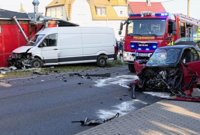 Update zum Unfall in Grimma: Transporter kollidiert mit Smart - Kind wird verletzt - Am Donnerstagabend kam es auf der Wurzener Straße - B017 zu einem schweren Verkehrsunfall. Foto: Sören Müller