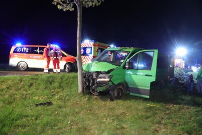 Update zum Unfall in Wilsdruff: PKW prallt gegen Bäume - Ein PKW prallte gegen einen Baum. Foto: Roland Halkasch