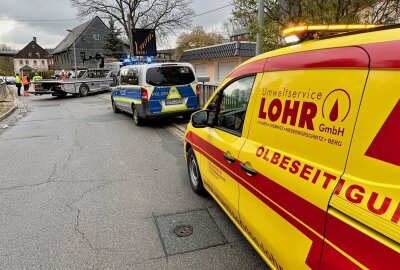 Update zum Unfall in Zwönitz: Seniorin wird schwer verletzt - Da Betriebsmittel aus dem PKW ausgelaufen sind, wurde die Firma Lohr mit der Beseitigung beauftragt. Foto: Daniel Unger
