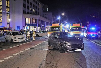 Update zum Unfall: Zwei PKW kollidieren an Kreuzung miteinander - Auf der Kreuzung Grunaer Straße/Blüherstraße kam es zu einem Verkehrsunfall. Foto:Roland Halkasch