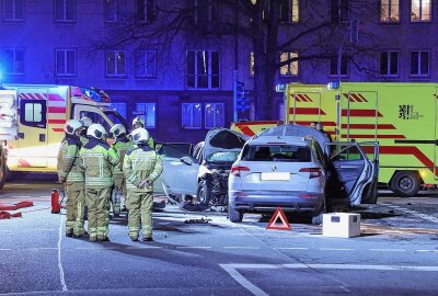 Update zum Unfall: Zwei PKW kollidieren an Kreuzung miteinander - Auf der Kreuzung Grunaer Straße/Blüherstraße kam es zu einem Verkehrsunfall. Foto:Roland Halkasch