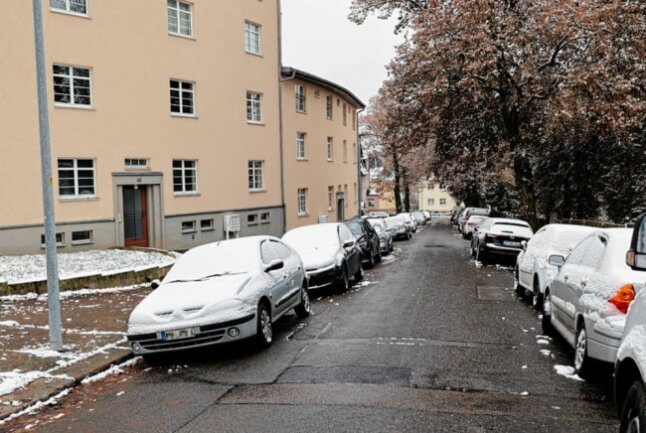 Update zum Vandalismus: Reifen von 19 PKW in Chemnitz zerstochen - In der Nacht zum Samstag wurden in Chemnitz auf der Franz-Wiesner-Straße Autoreifen an mindestens 19 PKW zerstochen. Foto: Harry Härtel