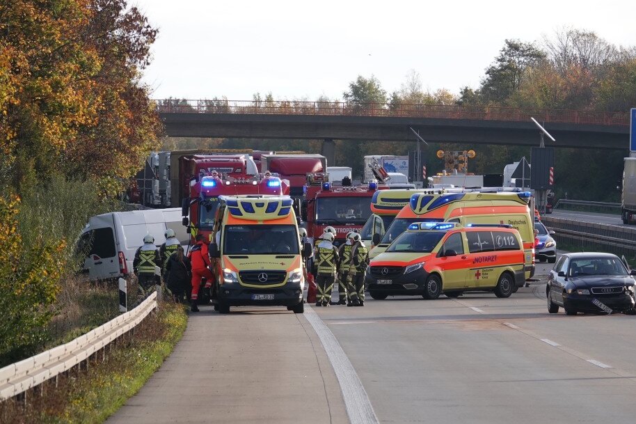 Am Mittwoch ereignete sich ein schwerer Verkehrsunfall auf der A4. Drei Personen wurden verletzt. Foto: Roland Halkasch