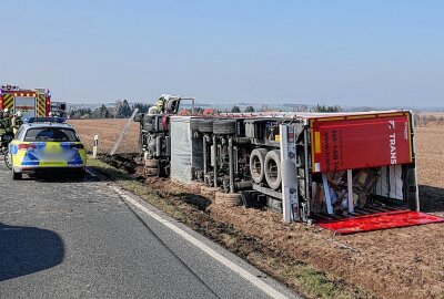 Update zum Verkehrsunfall: LKW fährt in Straßengraben - Der Trucker fuhr in den Straßengraben. Foto: Roland Halkasch