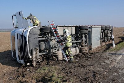 Update zum Verkehrsunfall: LKW fährt in Straßengraben - Der Trucker wurde leicht verletzt. Foto:Roland Halkasch