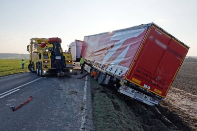 Update zum Verkehrsunfall: LKW fährt in Straßengraben - Die Straße ist wieder freigegeben. Foto: Roland Halkasch