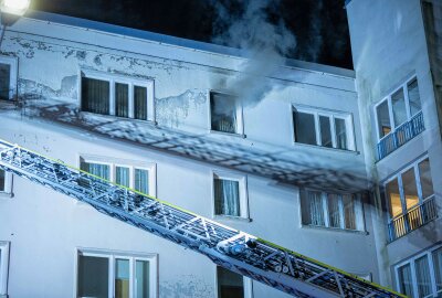 Update zum Wohnungsbrand in Freiberg - In der Nacht von Mittwoch auf Donnerstag kam es gegen 23.55 Uhr zu einem Wohnungsbrand in einem Mehrfamilienhaus auf der Chemnitzer Straße in Freiberg. Foto: Marcel Schlenkrich