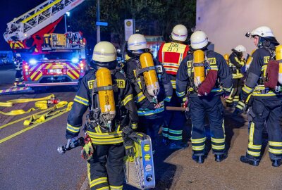 Update zum Wohnungsbrand in Freiberg - Die Feuerwehren aus Freiberg, Zug und Brand-Erbisdorf rückten mit allen Kräften aus. Foto: Marcel Schlenkrich