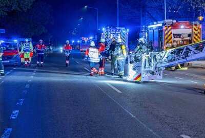 Update zum Wohnungsbrand in Freiberg - Es wurden 18 Bewohnende aus dem Gebäude evakuiert. Foto: Marcel Schlenkrich