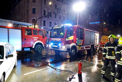 Update zur Kollision auf Straße der Nationen: Sachschaden beträgt 15.000 Euro - Die Feuerwehr ist im Einsatz.