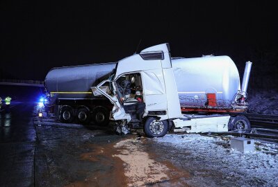 Update zur Vollsperrung auf A17: LKW gegen Leitplanke geschleudert - Am Donnerstagmorgen kam es gegen 5.15 Uhr auf der A 17 zu einem Verkehrsunfall. Foto: Roland Halkasch