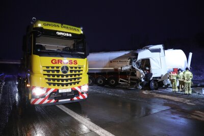 Update zur Vollsperrung auf A17: LKW gegen Leitplanke geschleudert - Am Donnerstagmorgen kam es gegen 5.15 Uhr auf der A 17 zu einem Verkehrsunfall. Foto: Roland Halkasch