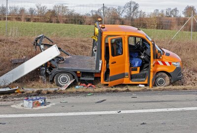 Update: Zwei Schwerverletzte nach Crash auf A72 - Laster fährt auf Schilderwagen auf - Unfall auf der A72. LKW fährt auf Schilderwagen auf. Foto: Andreas Kretschel