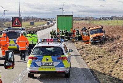 Update: Zwei Schwerverletzte nach Crash auf A72 - Laster fährt auf Schilderwagen auf - Unfall auf der A72. LKW fährt auf Schilderwagen auf. Foto: Andreas Kretschel