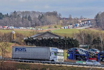 Update: Zwei Schwerverletzte nach Crash auf A72 - Laster fährt auf Schilderwagen auf - Es bildete sich zunächst ein langer Stau. Foto: Andreas Kretschel