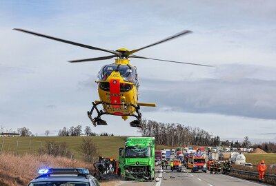 Update: Zwei Schwerverletzte nach Crash auf A72 - Laster fährt auf Schilderwagen auf - Der Rettungshubschrauber war im Einsatz. Foto: Andreas Kretschel