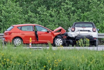 Update: Zwei Schwerverletzte nach Unfall auf A4 - Gegen 5.30 Uhr am Mittwochmorgen kam es auf der A4 zwischen Hohenstein-Ernstthal und Glauchau Ost zu einem Verkehrsunfall. Foto: Andreas Kretschel