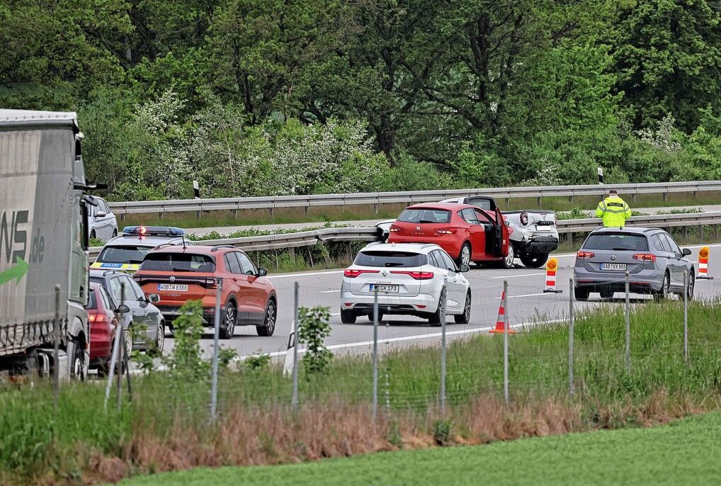 Update: Zwei Schwerverletzte nach Unfall auf A4 - Gegen 5.30 Uhr am Mittwochmorgen kam es auf der A4 zwischen Hohenstein-Ernstthal und Glauchau Ost zu einem Verkehrsunfall. Foto: Andreas Kretschel