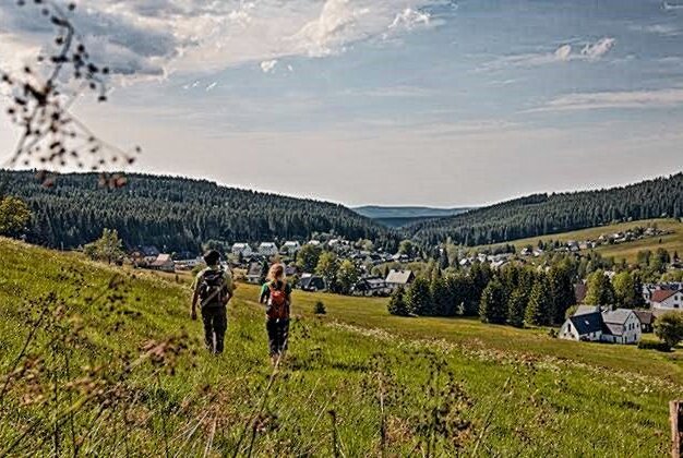 Wander über den Kammweg. Foto: Tourismusverband Erzgebirge