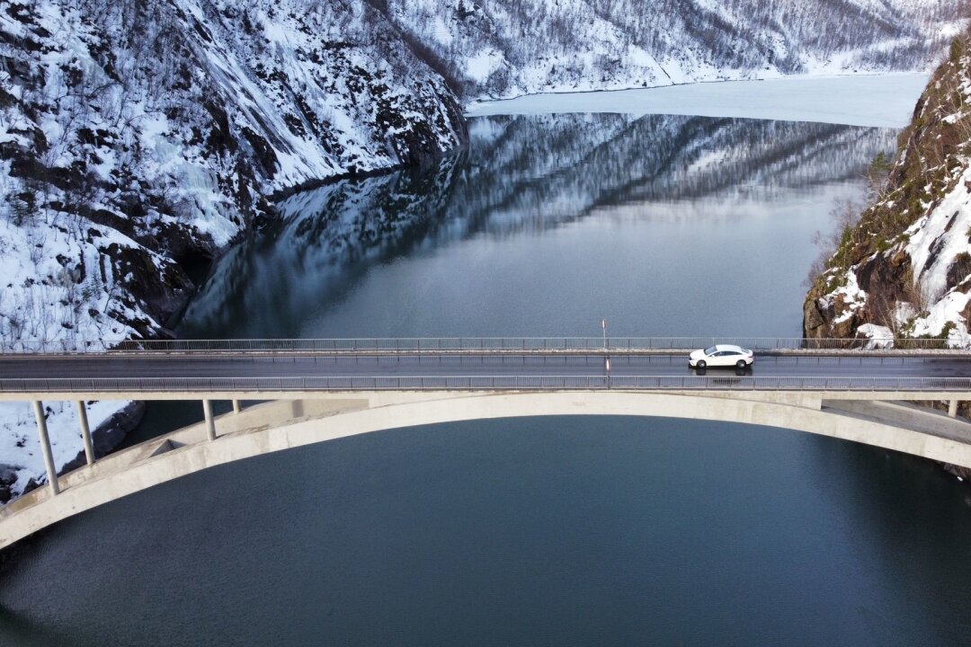 Urlaub mit E-Auto: Wo die Anfahrt einem Abenteuer gleicht - Fjord-Feeling in Norwegen: Vor der Urlaubsfahrt mit dem Elektroauto sollte man sich die passenden Ladestationen auf der Route heraussuchen.