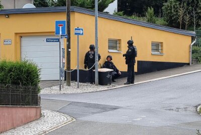 Ursache für großen Polizeieinsatz mit Spezialeinheiten im Erzgebirge bekannt - In Oelsnitz sperren Spezialkräfte der Polizei mehrere Straßenzüge ab. Foto. Niko Mutschmann