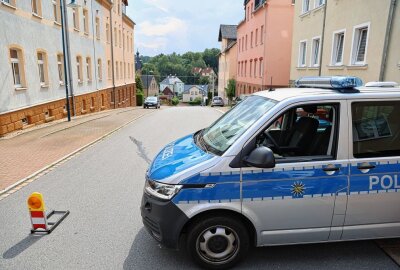 Ursache für großen Polizeieinsatz mit Spezialeinheiten im Erzgebirge bekannt - In Oelsnitz sperren Spezialkräfte der Polizei mehrere Straßenzüge ab. Foto. Niko Mutschmann