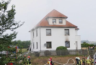 Ursache unklar: Wohnhausbrand in Colditz - Aus bislang noch unbekannten Gründen brach heute Morgen gegen 07:15 Uhr in einem Zweifamilienhaus in der Lausicker Straße ein Feuer aus. Foto: Sören Müller
