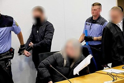 Urteil im Prozess: Sie warfen Gullydeckel auf die A72 - Der Prozess gegen die Angeklagten startet. Foto: Harry Härtel