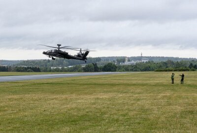 US-Armee-Hubschrauber beeindrucken Schaulustige in Auerbach - US-Hubschrauber landen wegen schlechtem Wetter in Auerbach zwischen. Foto: David Rötzschke