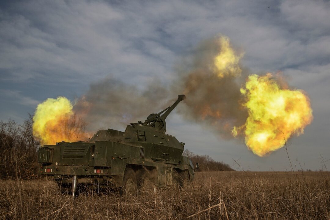 US-Militärhilfe: Was die Milliarden Kiew bringen - Eine ukrainische 152-mm-Panzerhaubitze Dana feuert auf russische Stellungen in der Region Donezk.